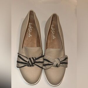 Life Stride Women's Beige and Black Loafers